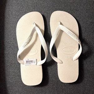 Havaianas White- NWOT, has sticker. The size says USA 6 which is Women’s 8.